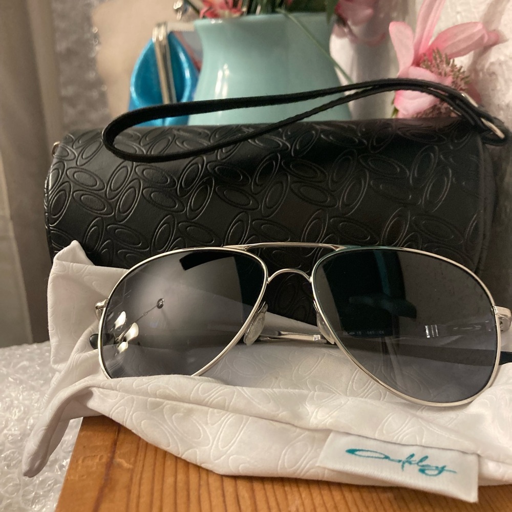 Oakley shades, include dust bag and case